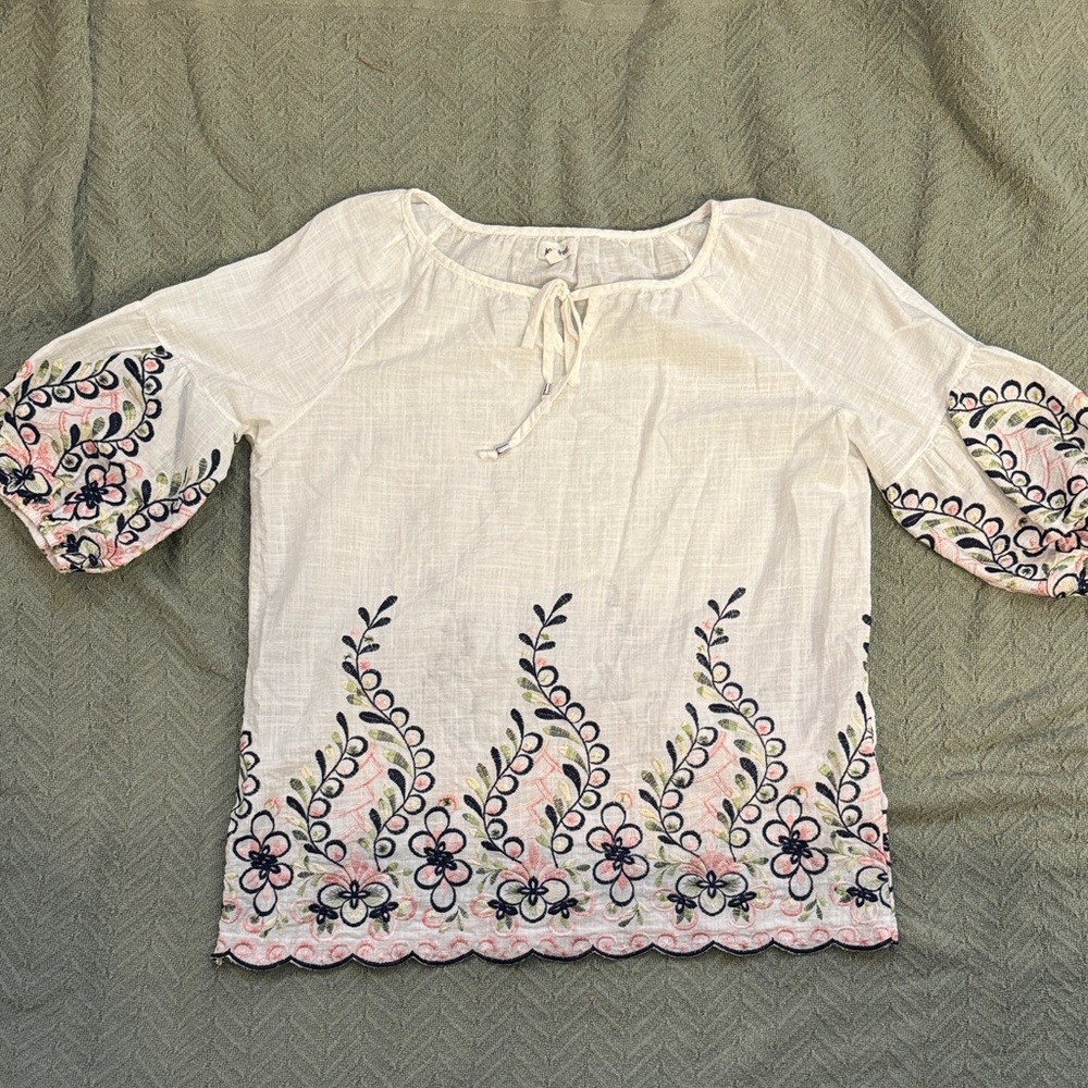 Chic White Blouse with Floral Embroidery